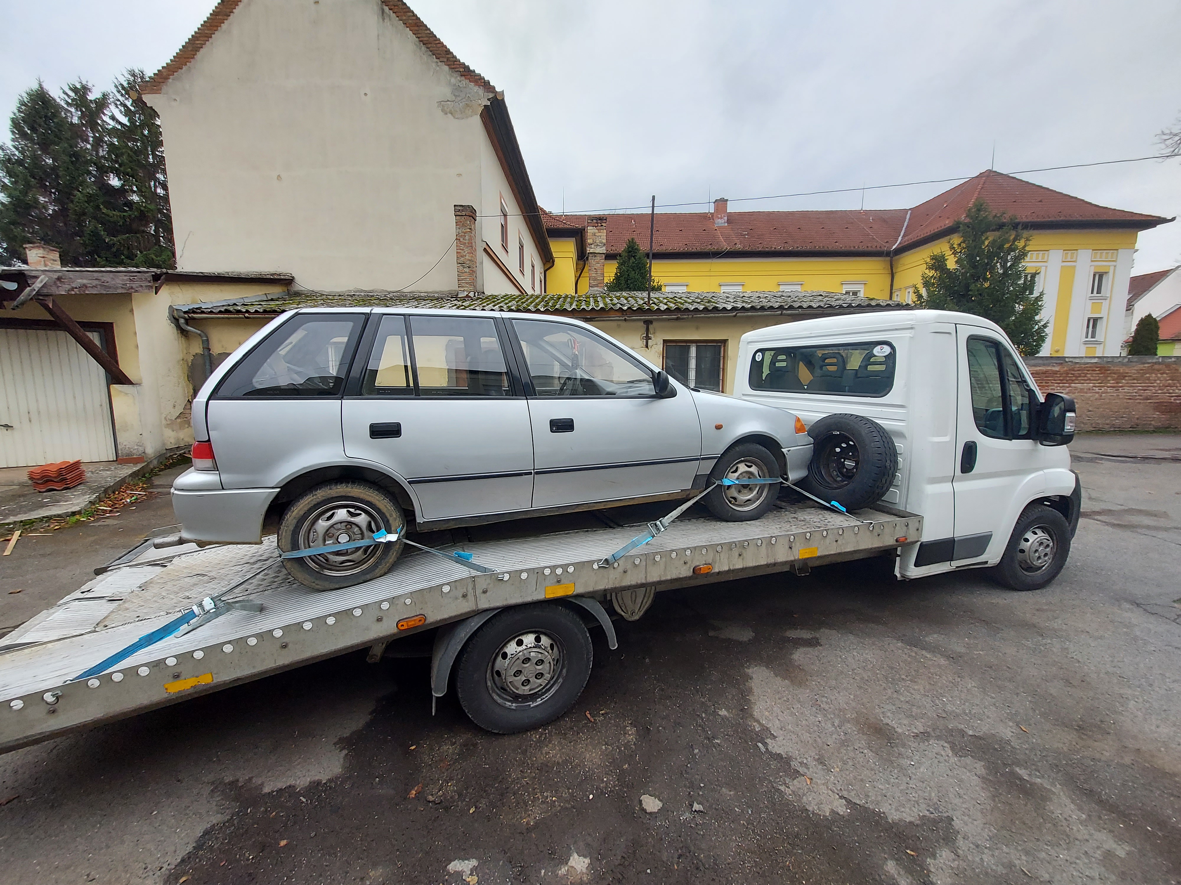 Nagyított kép a gépjárműről.